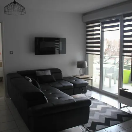 Apartment Bel T2,calme Et Lumineux, Climatise Avec Balcon, Proche Du Centre Avec Parking Prive
